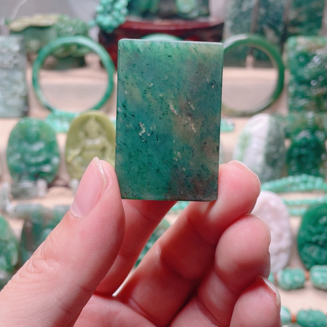 独山玉未镶嵌颈饰