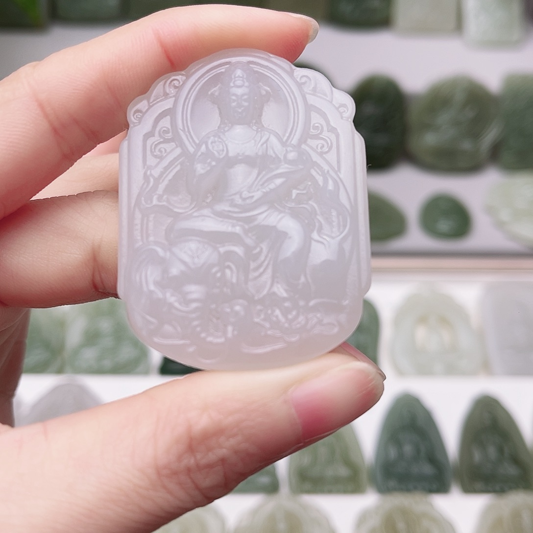 単***戈和田玉未镶嵌颈饰