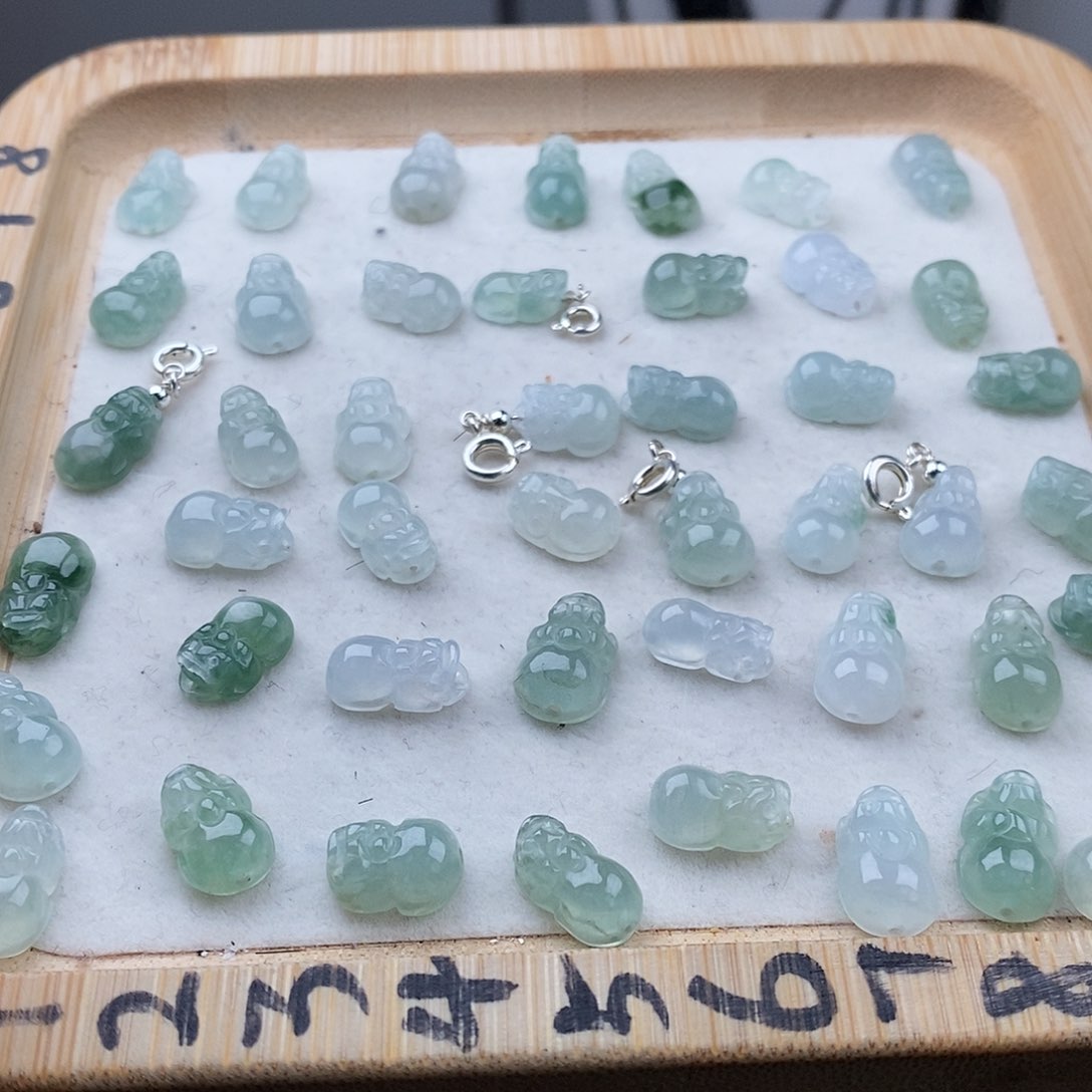 翡翠颈饰未镶嵌前后孔貔貅1个