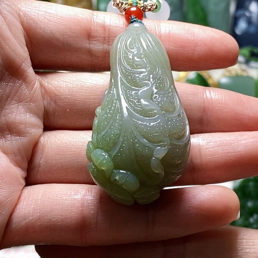 和田玉翠青颈饰未镶嵌