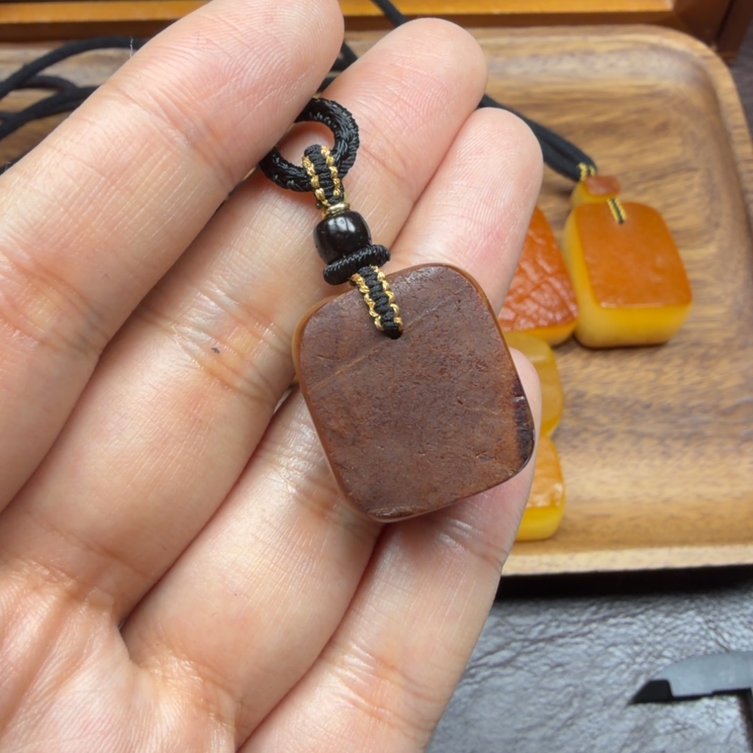 琥珀未镶嵌吊坠(赠链)