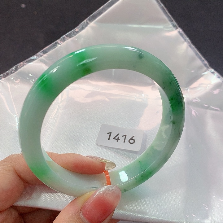 翡翠未镶嵌手镯03。