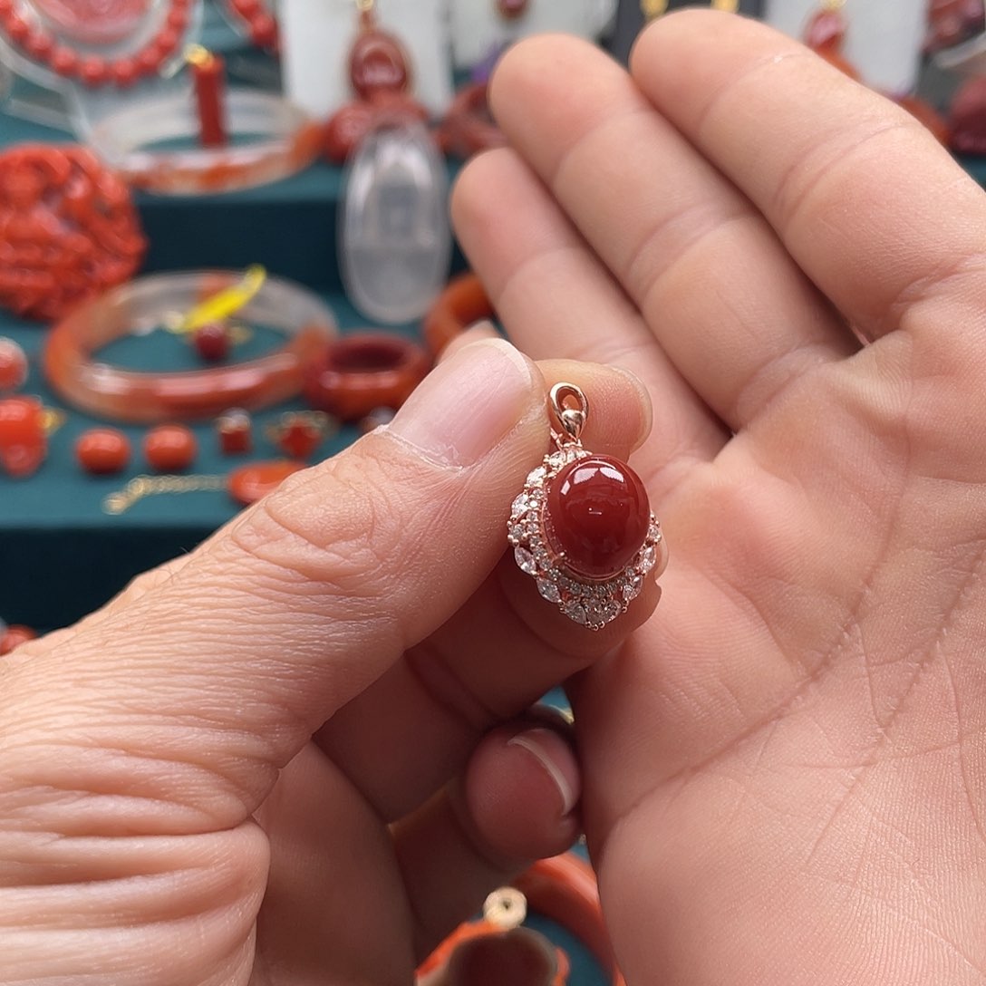南红玛瑙川料牛血红镶嵌吊坠银S925镀金镶嵌