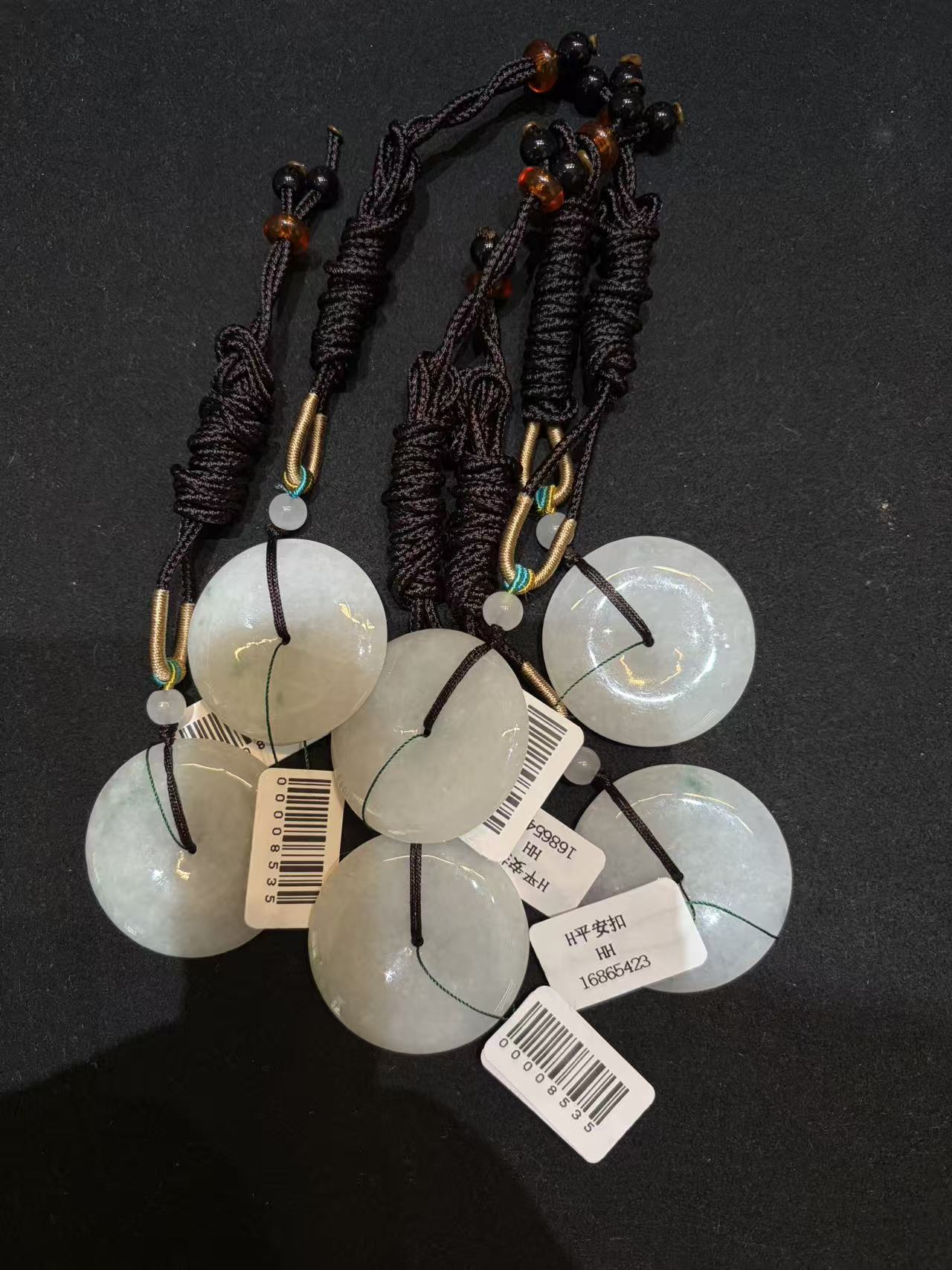 天然缅甸A货翡翠（白平安扣）多样性发其一