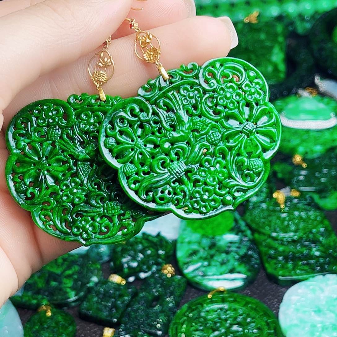 颈饰18K金镶嵌翡翠多样性