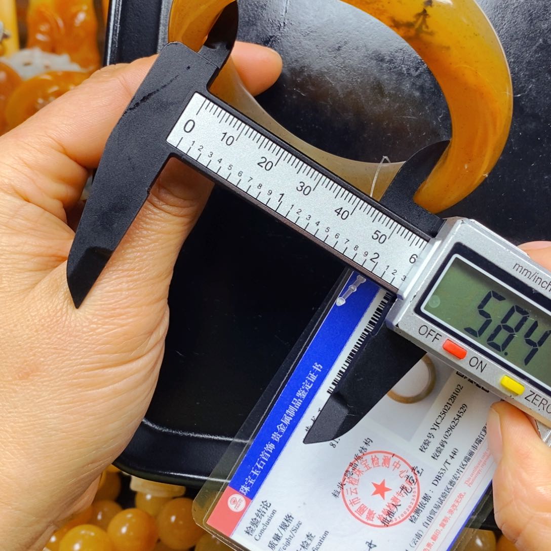 石英质玉（黄龙玉）颈饰未镶嵌