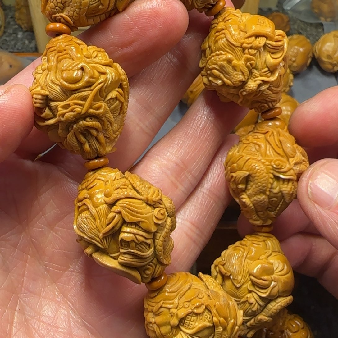 橄榄核吊坠开*树……………………