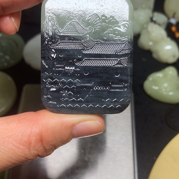 行***空和田玉未镶嵌颈饰