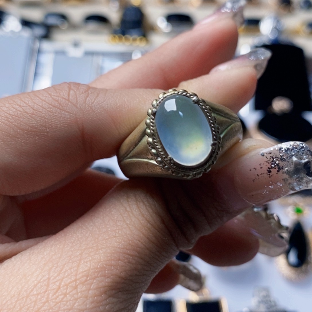 翡翠挂件未镶嵌翡翠