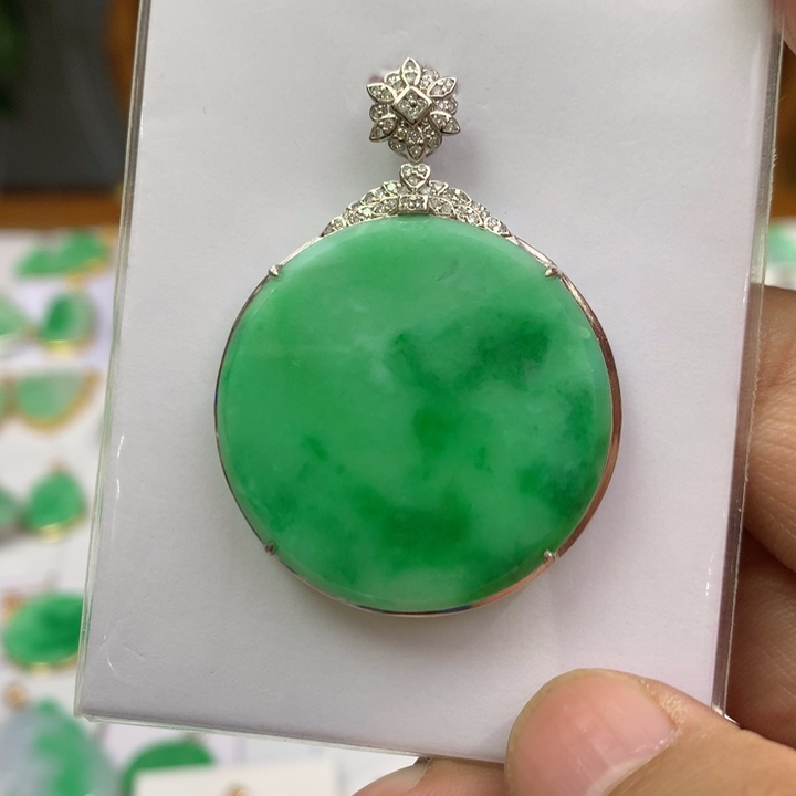 翡翠颈饰18K金镶嵌翡翠