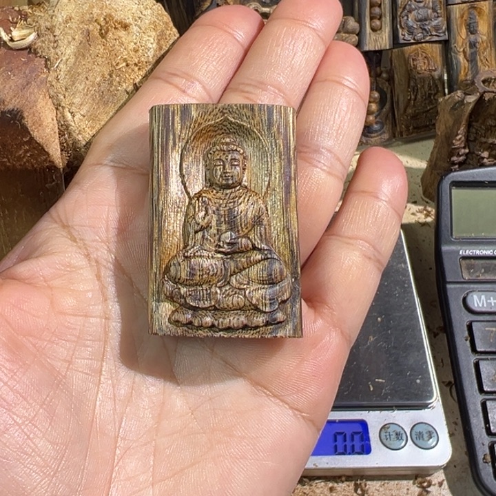 沉香吊坠红棋楠沉香大日雕刻牌10.2克