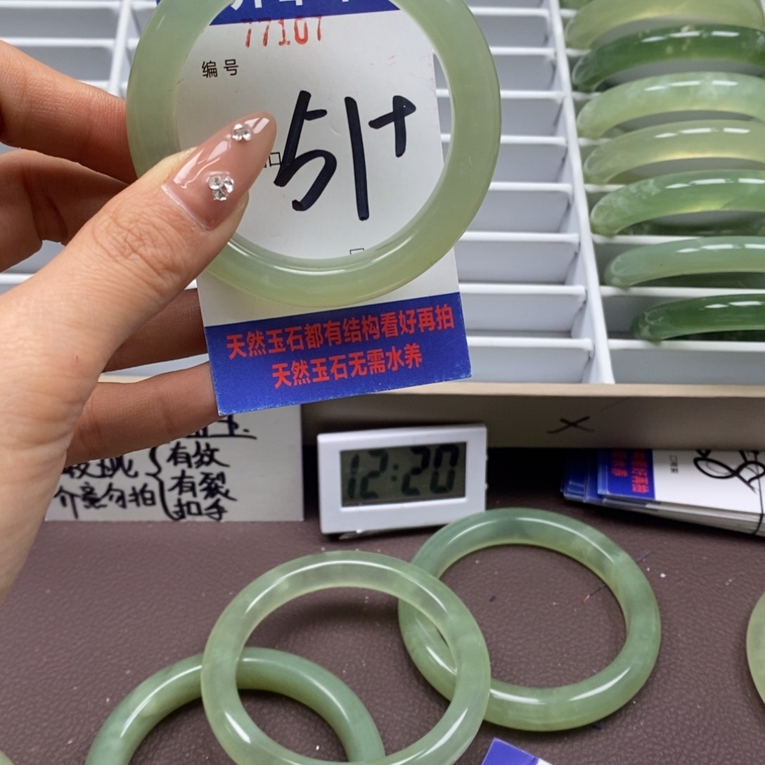 蛇纹石玉手镯未镶嵌