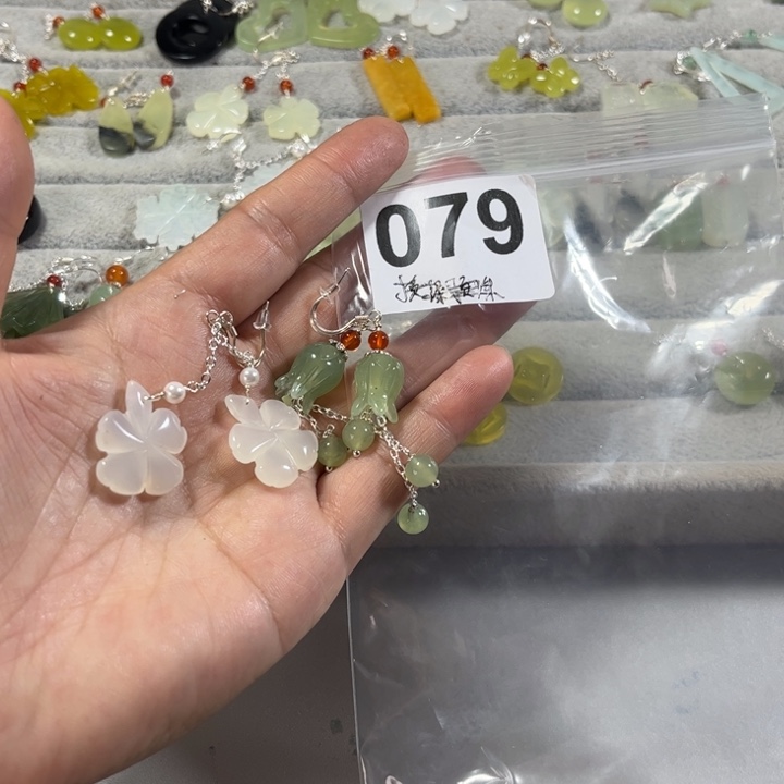 蛇纹石玉未镶嵌耳饰却**头