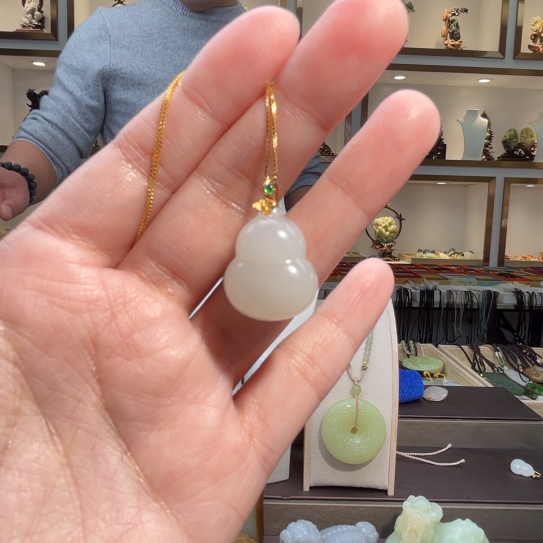 颈饰18K金镶嵌和田玉