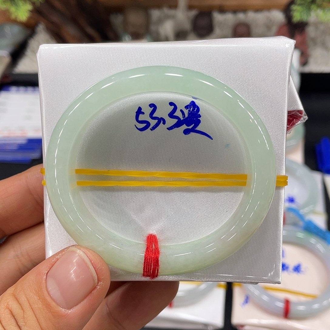 翡翠手镯未镶嵌这