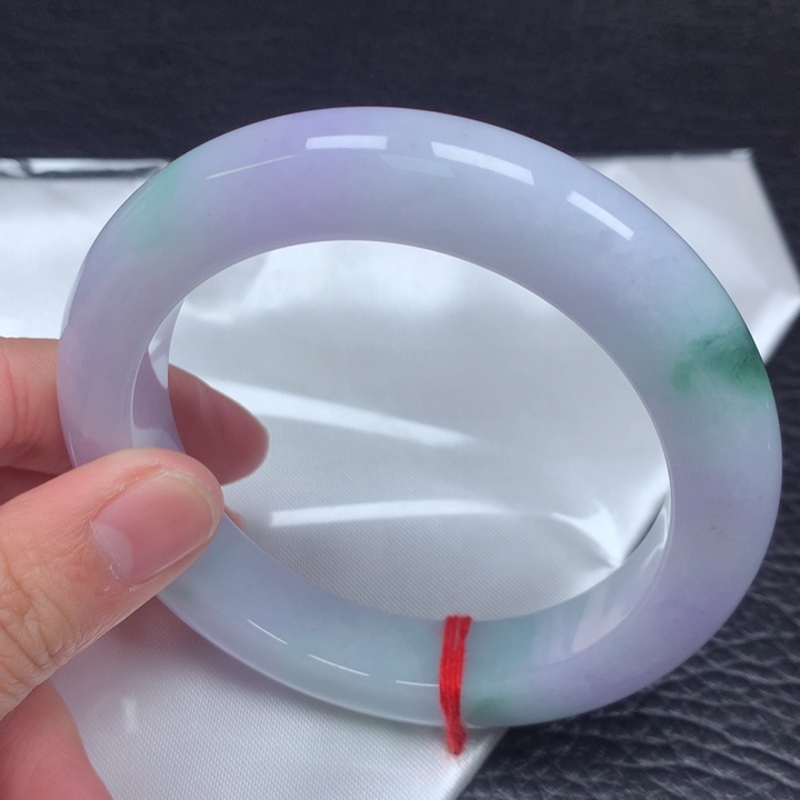 翡翠手镯未镶嵌。