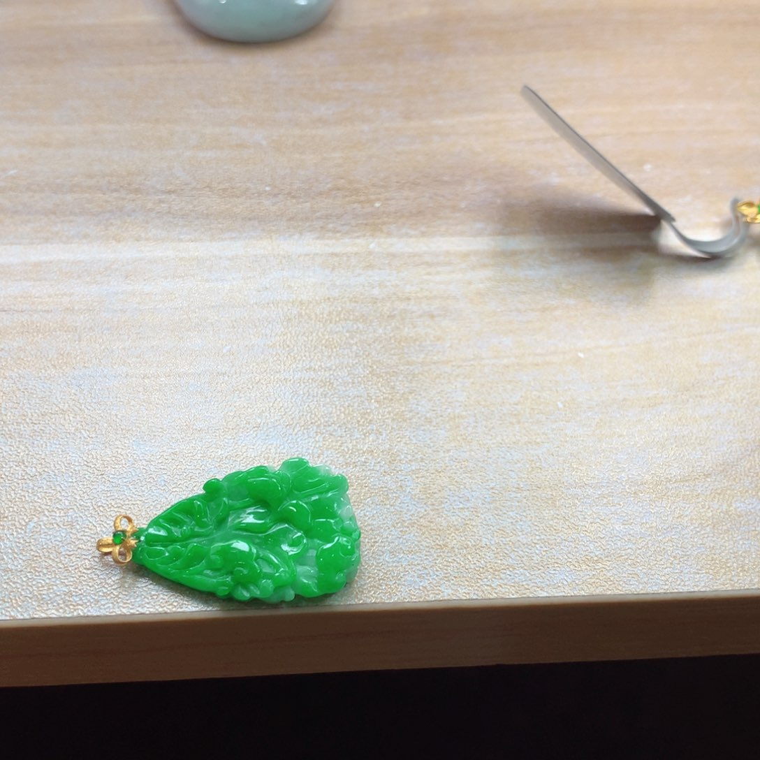 翡翠18K金镶嵌颈饰吊坠