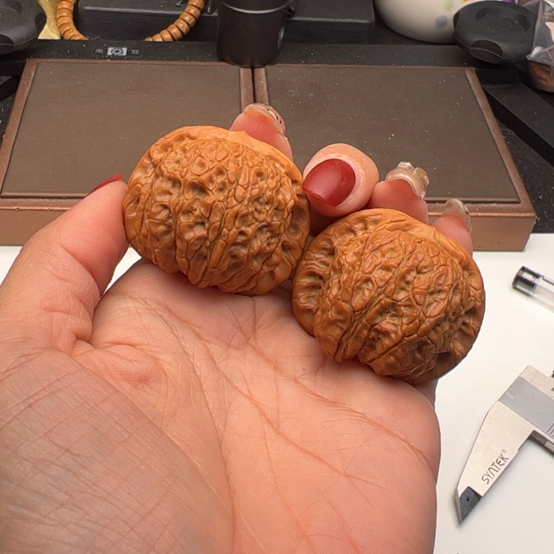 文玩核桃吊坠滢血麒麟40