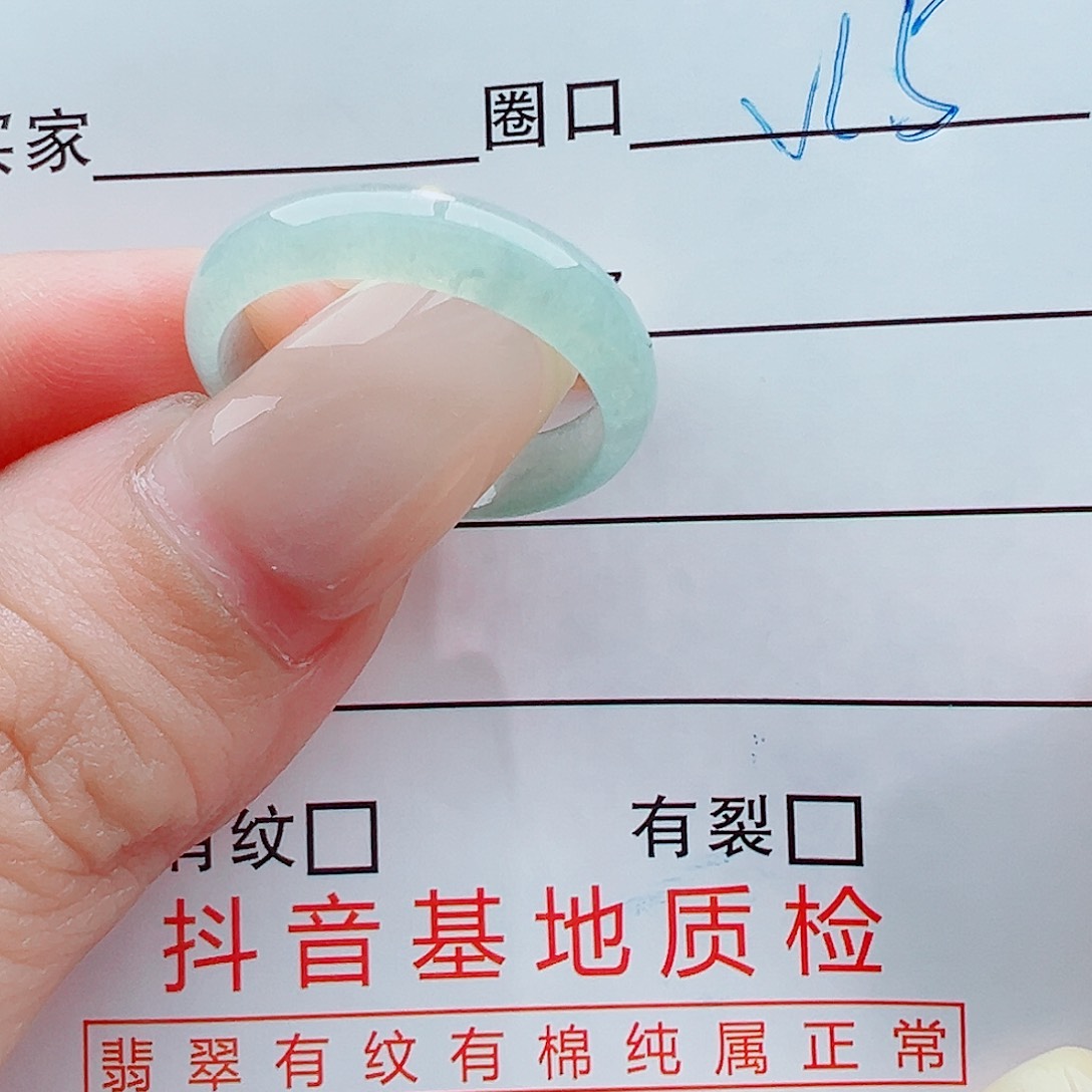未镶嵌戒指翡翠。*戒圈