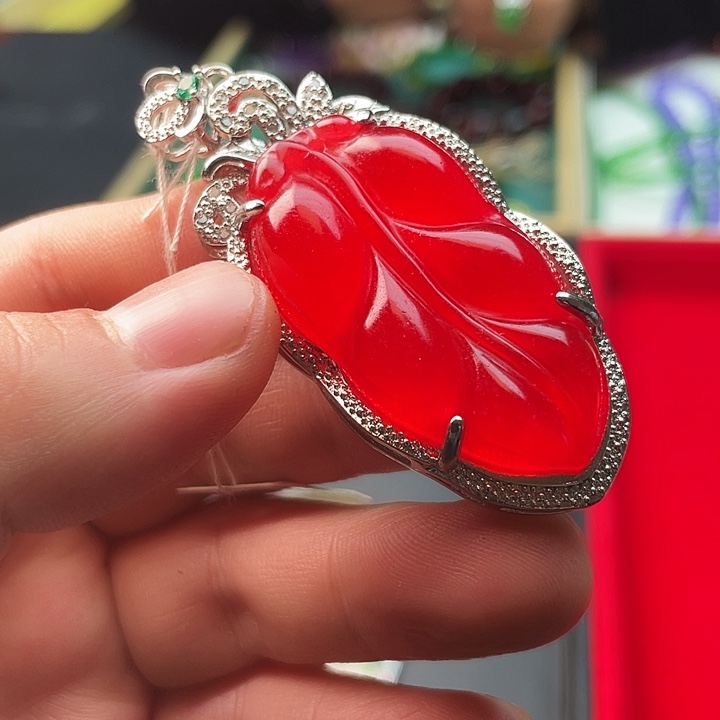 翡翠颈饰未镶嵌嗷嗷