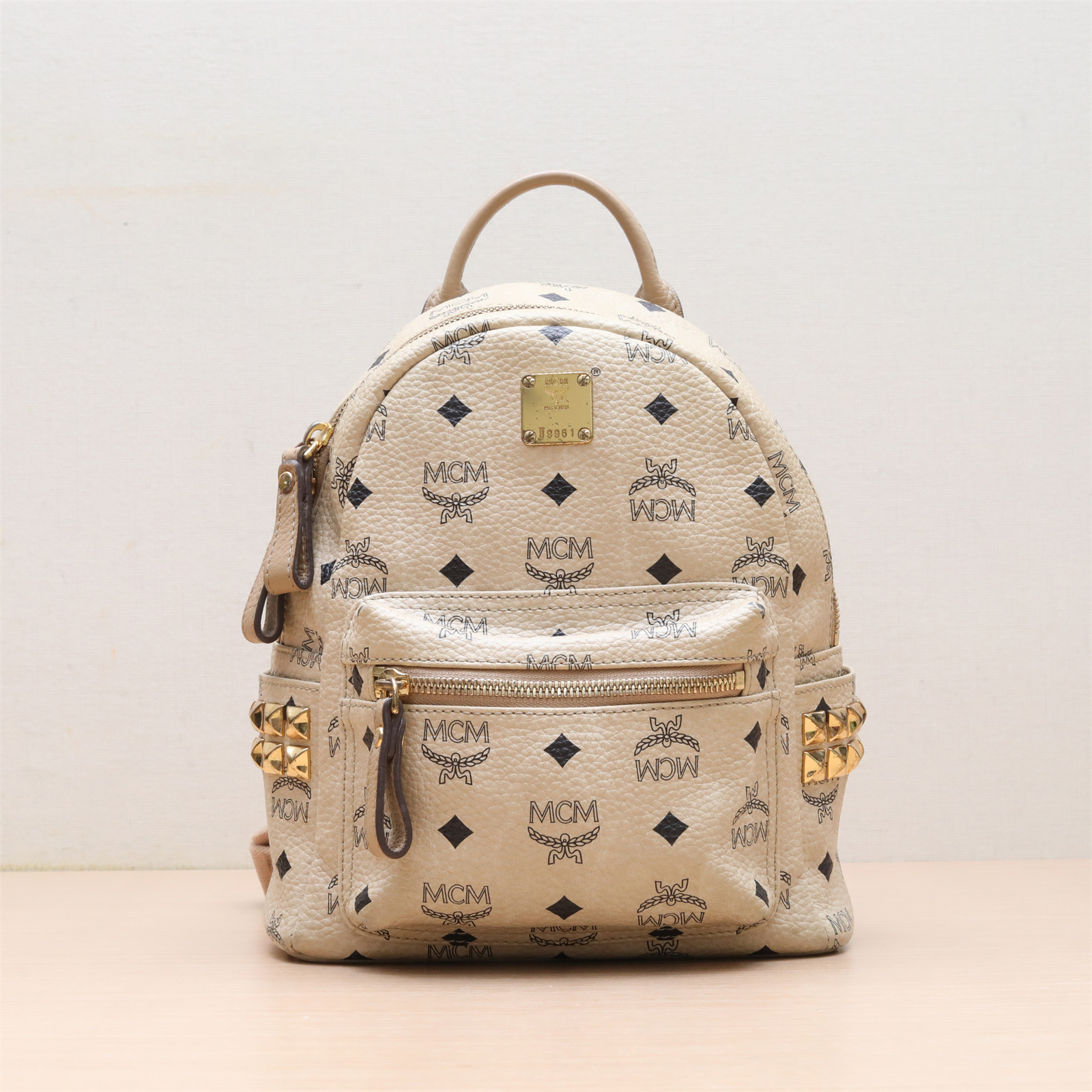 95新 MCM 活动 侧边铆钉 双肩包 MINI 米白色 皮革C P234140738