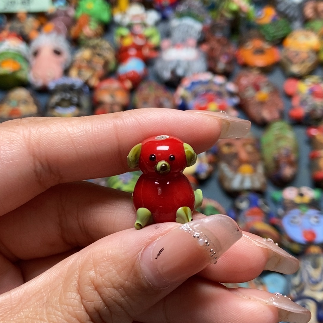 颈饰琉璃印度尼西亚小狗