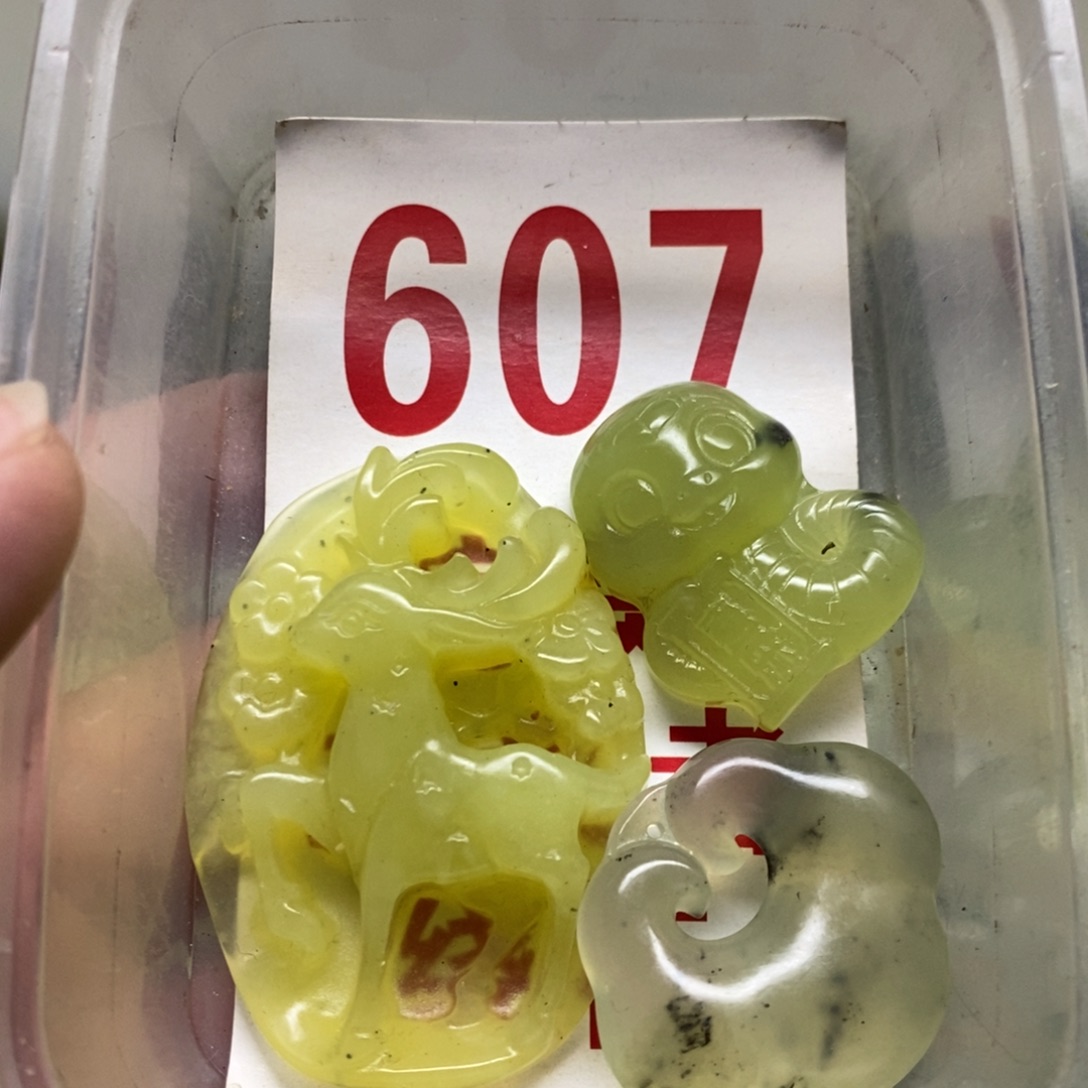 蛇纹石玉挂坠未镶嵌