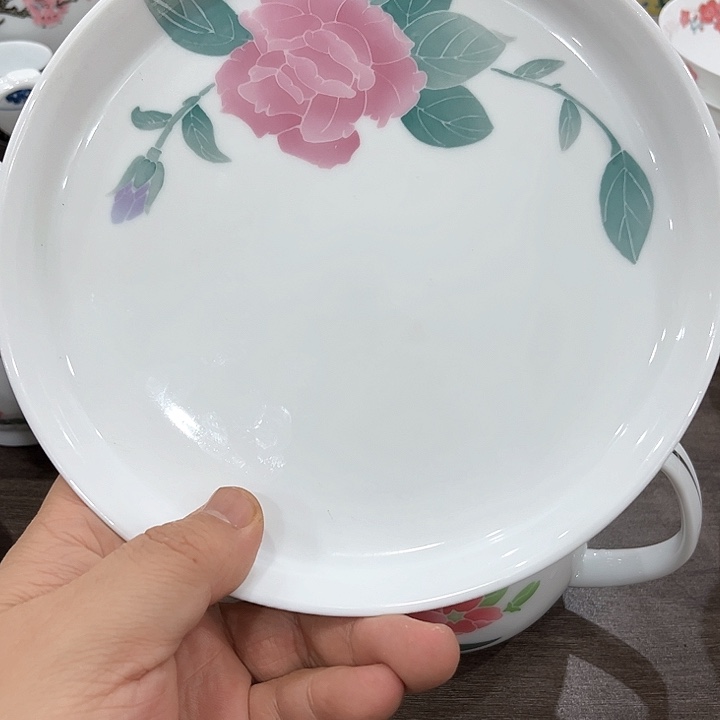 釉下五彩的瓷器和瓷器