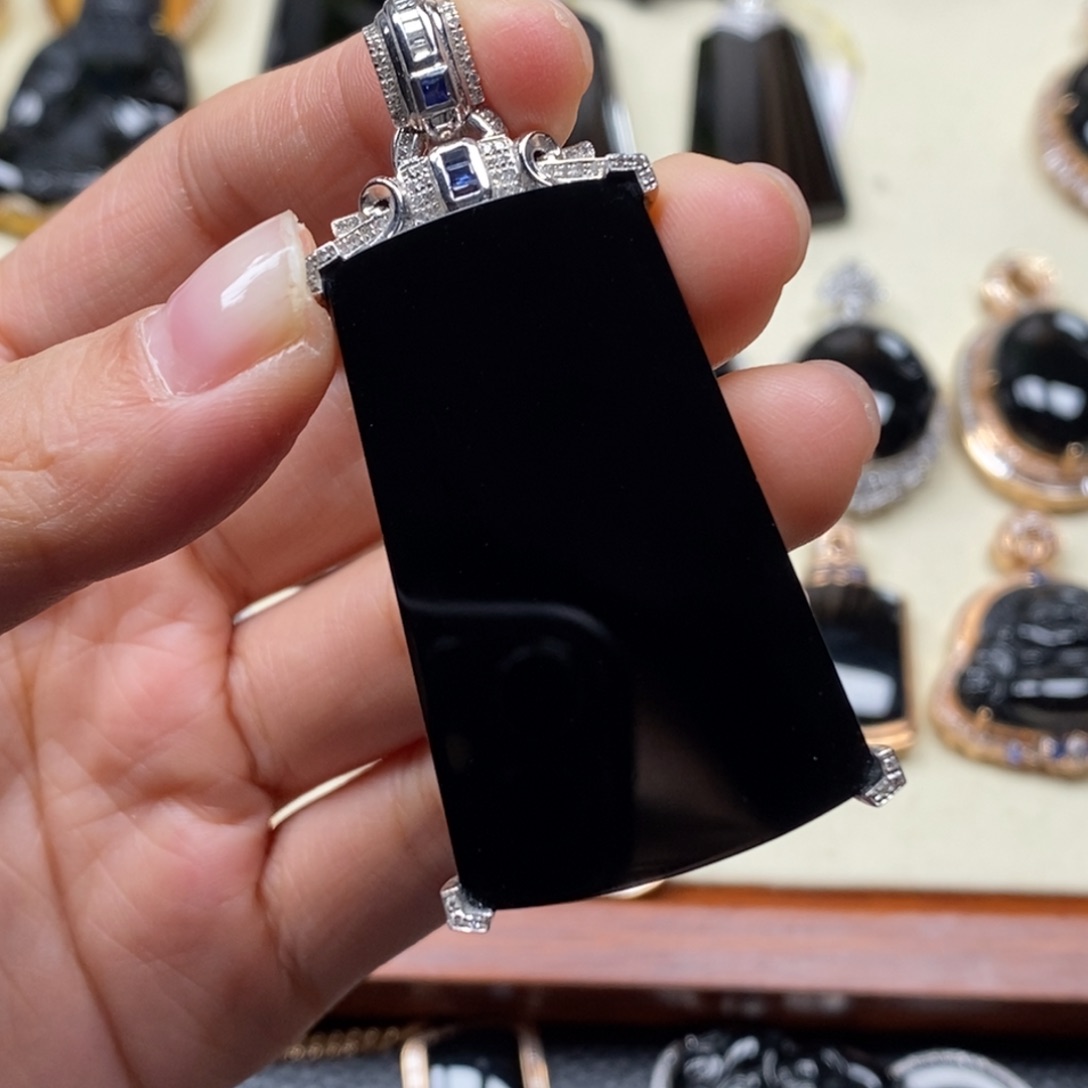 翡翠颈饰18K金镶嵌?*团无事牌