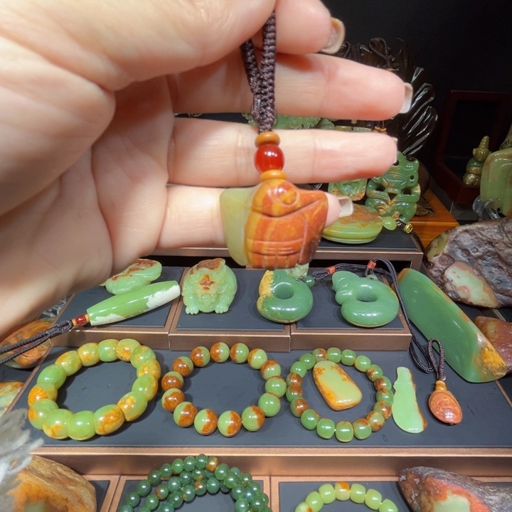 颈饰未镶嵌透闪石质玉