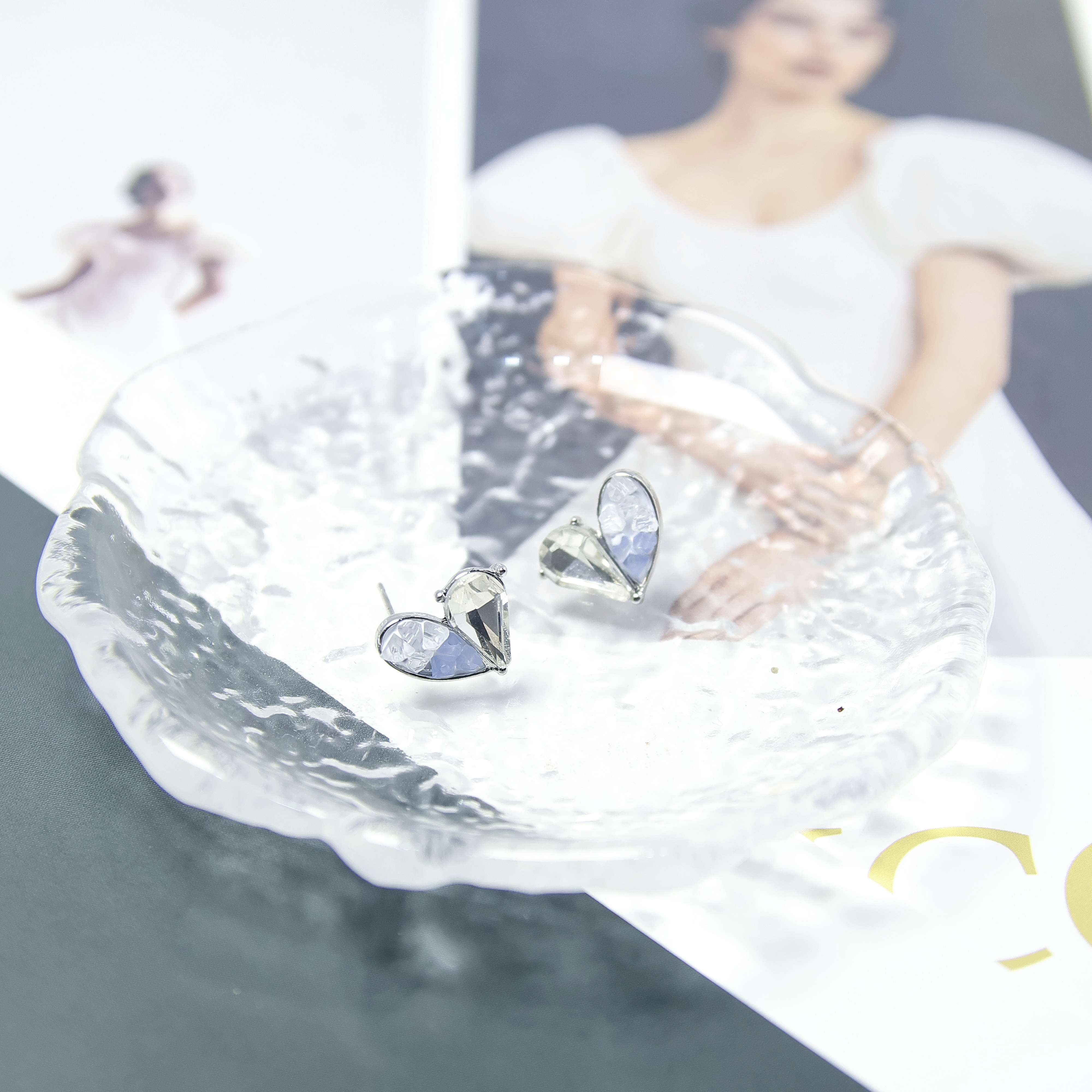 合金耳饰 法式碎钻秋冬冰透蓝精致爱心耳钉女轻奢高级感气质百搭