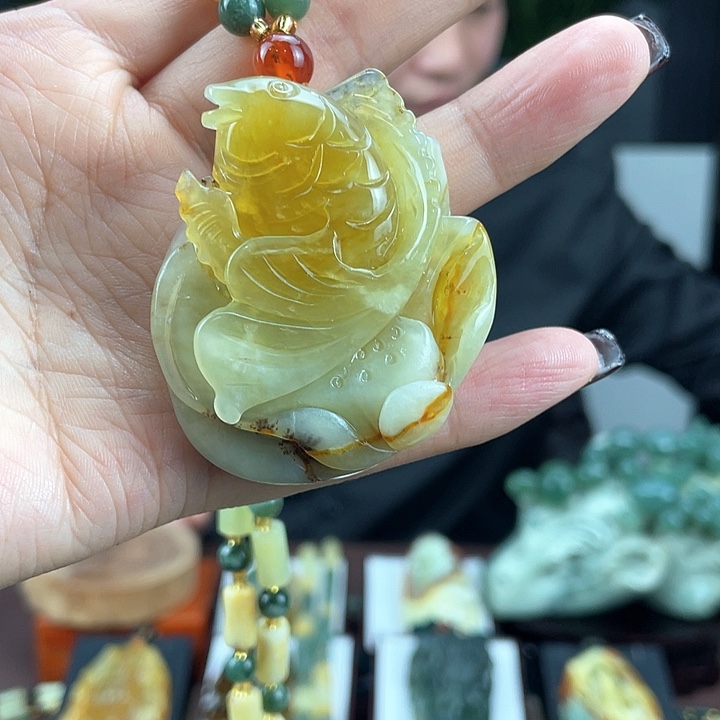 蛇纹石玉颈饰未镶嵌