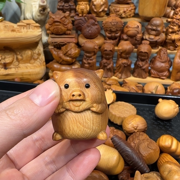 有机玻璃崖柏小挂件猪一只