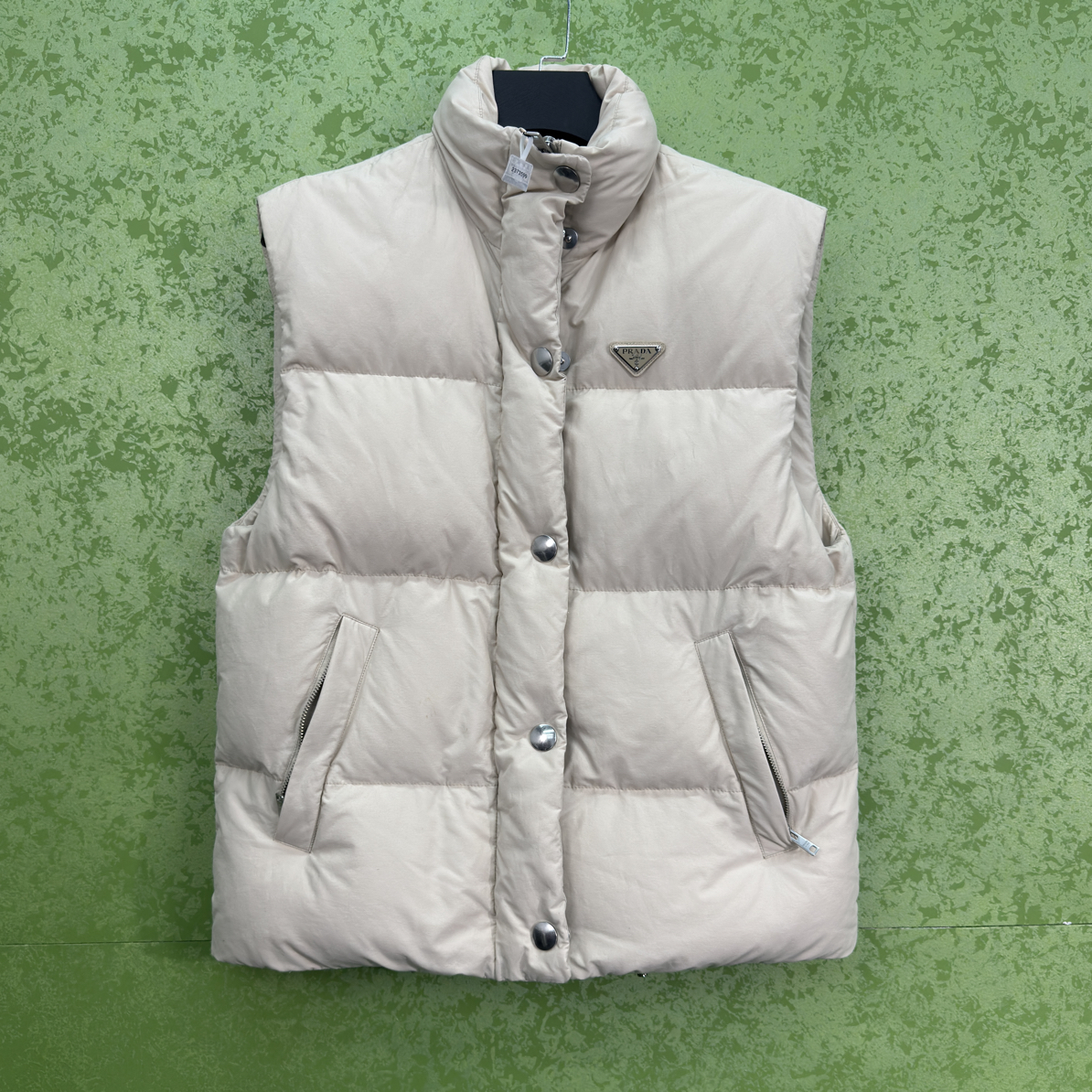 99新 Prada/普拉达 23新款米白色三角标马甲/36/99新/工价19800