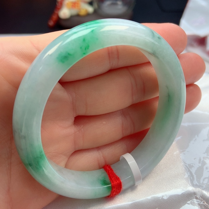 翡翠手镯未镶嵌55圈