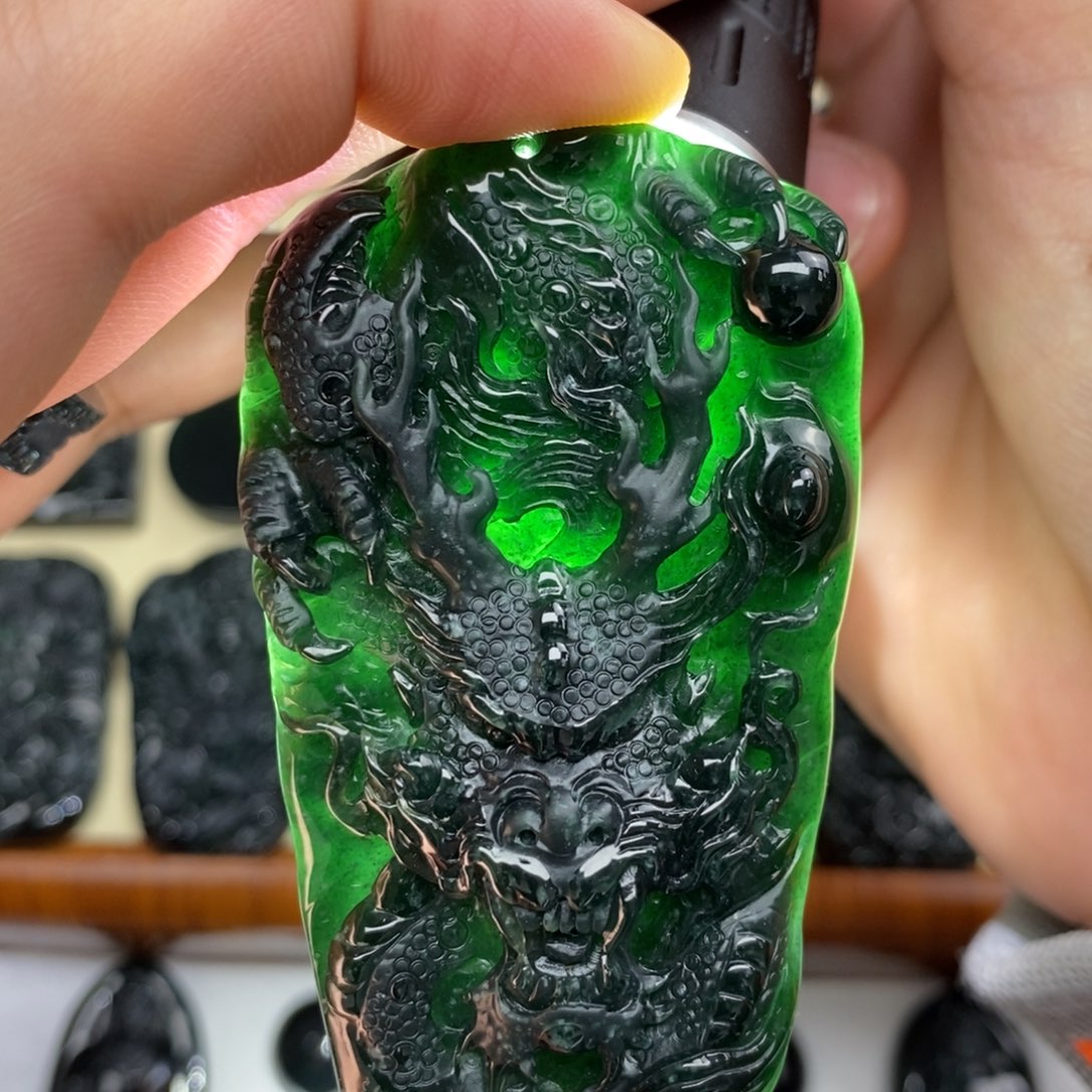 翡翠颈饰未镶嵌龙牌