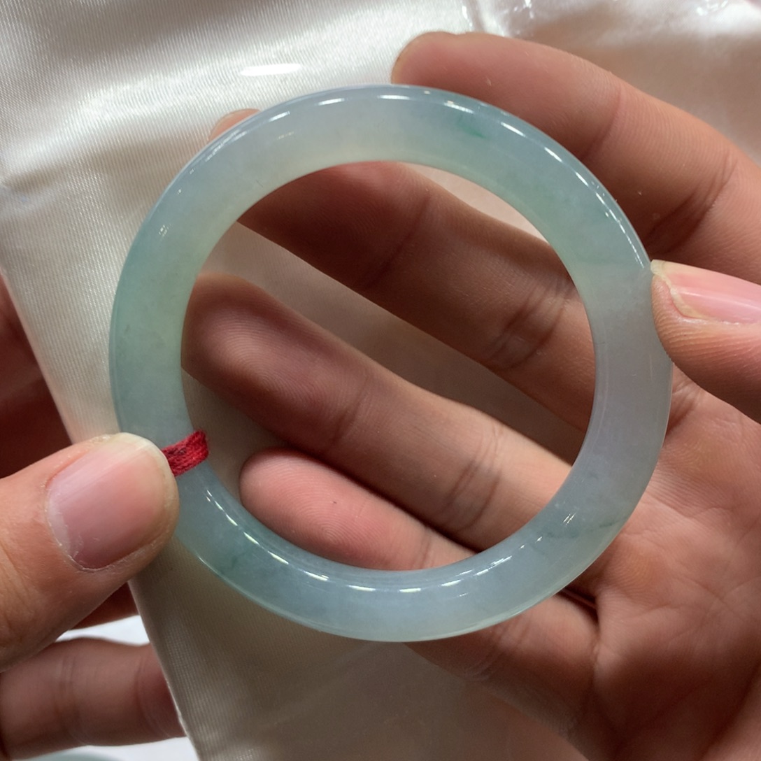 翡翠手镯未镶嵌有瑕