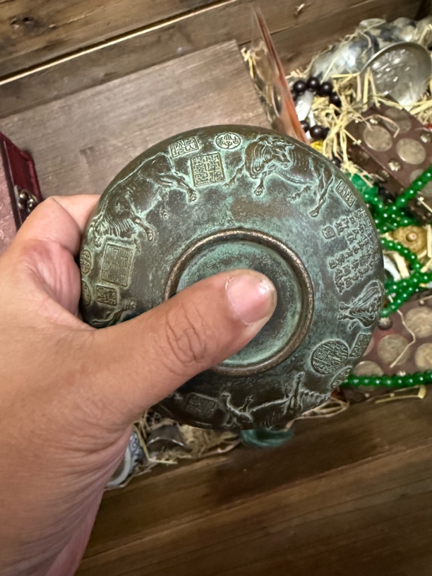 精品好物五牛图案做旧青铜T