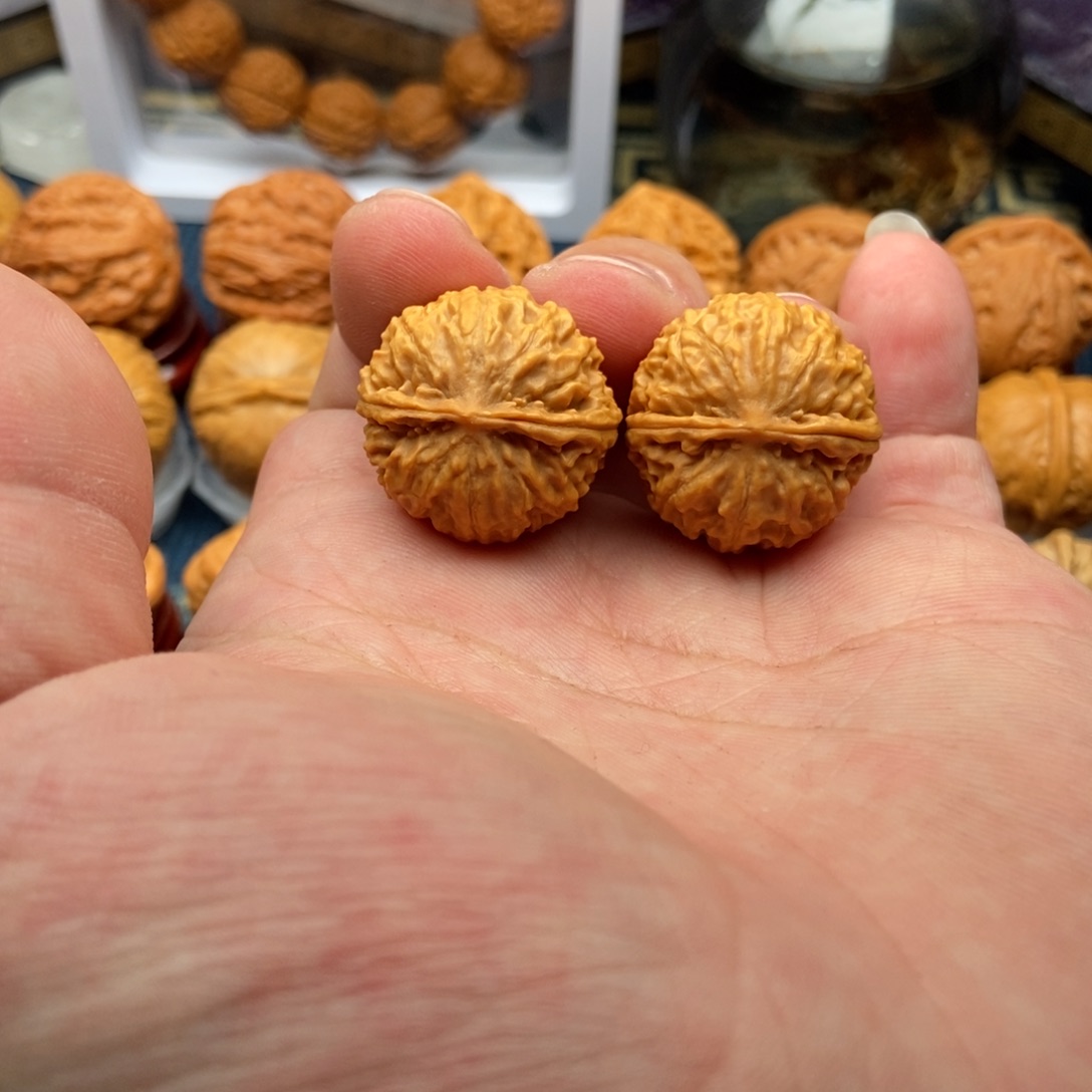 文玩核桃把件夜明珠