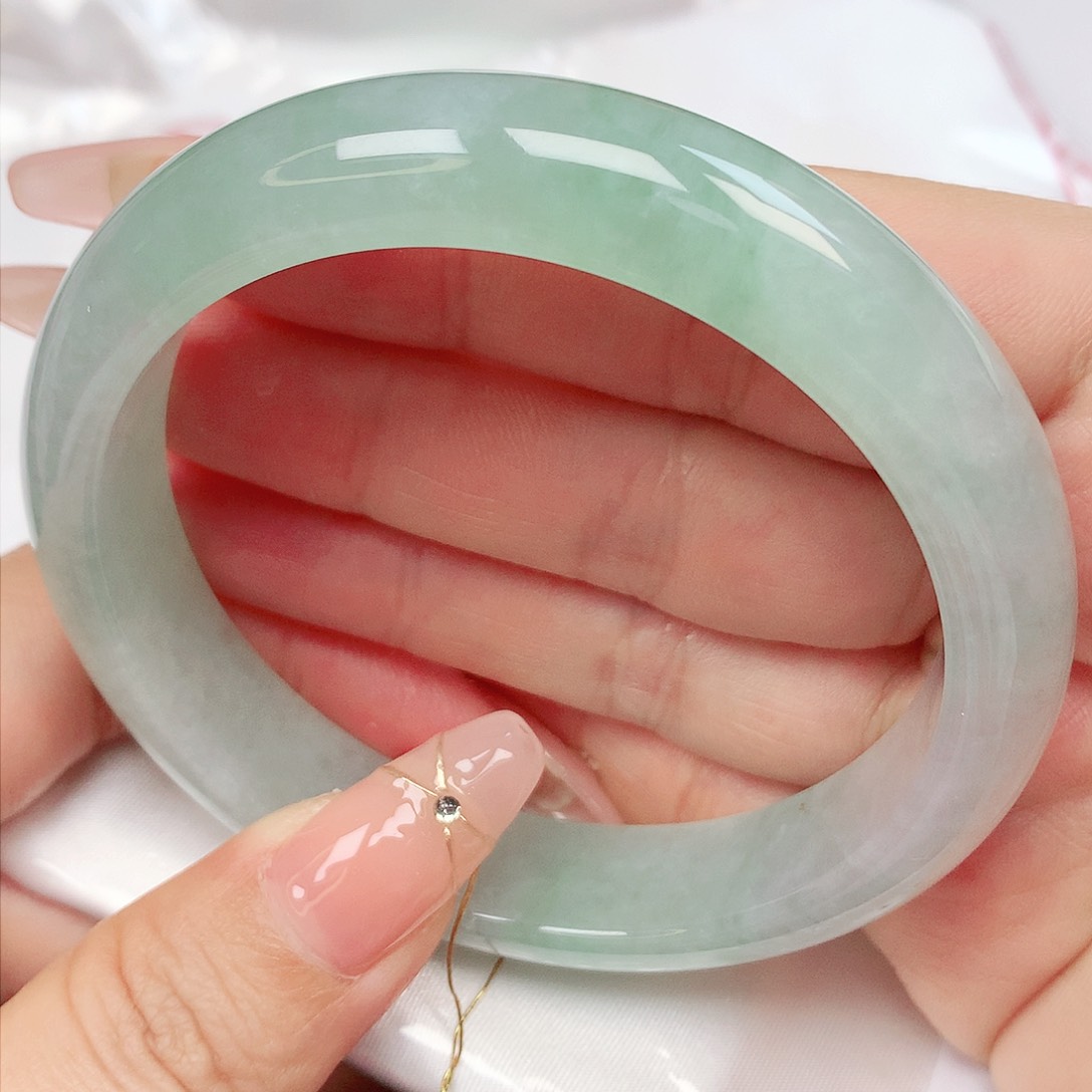 翡翠手镯未镶嵌抖音