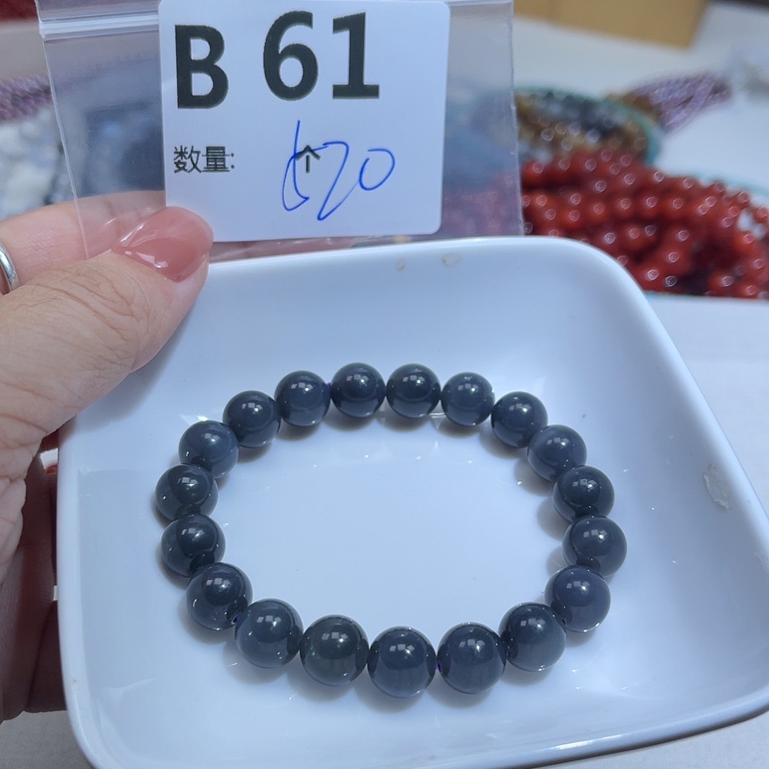 黄****和田玉未镶嵌珠宝半成品B61。       