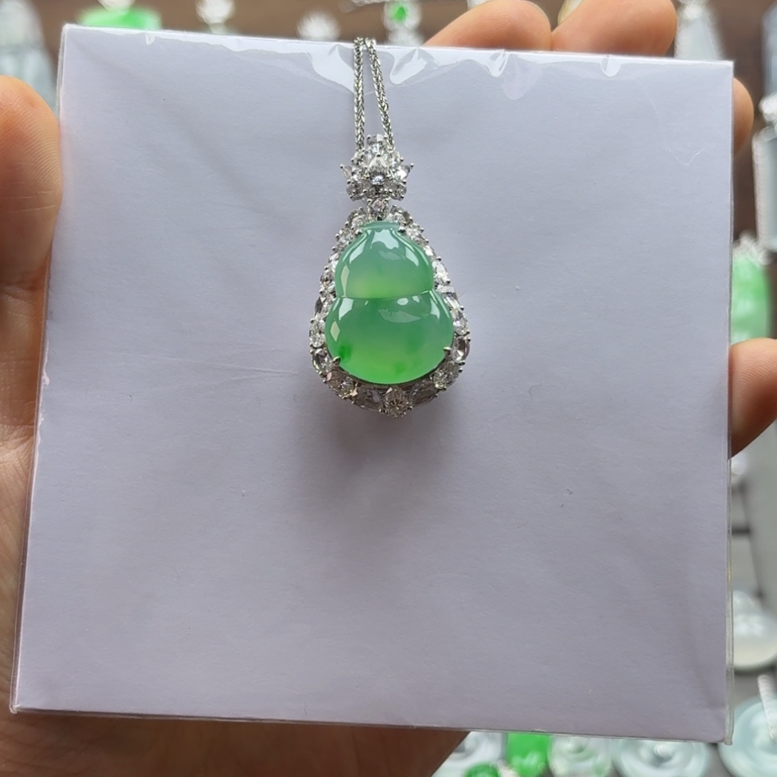 翡翠18K金镶嵌颈饰玻璃种木纳绿葫芦