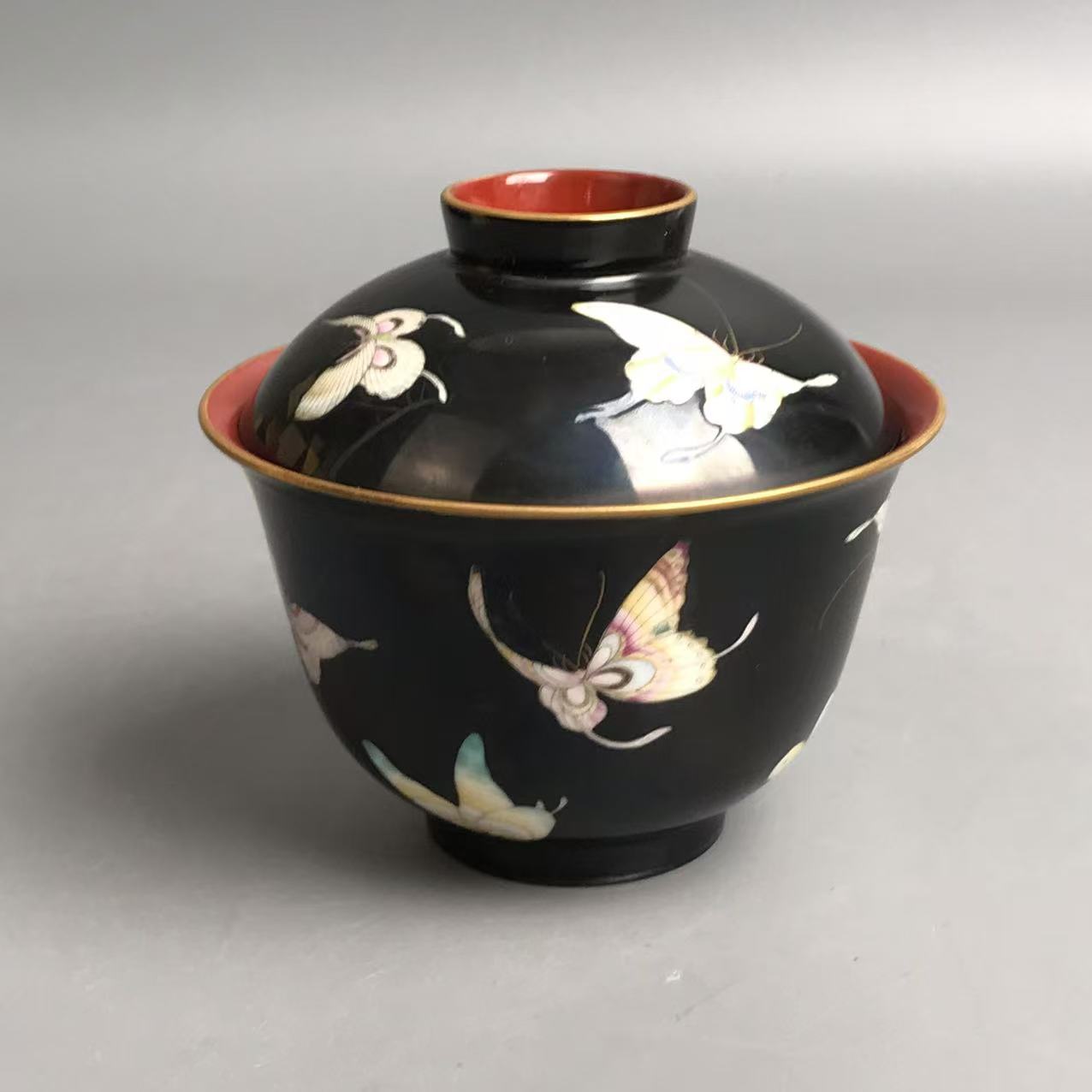 清乾隆墨地珐琅彩百蝶纹盖碗