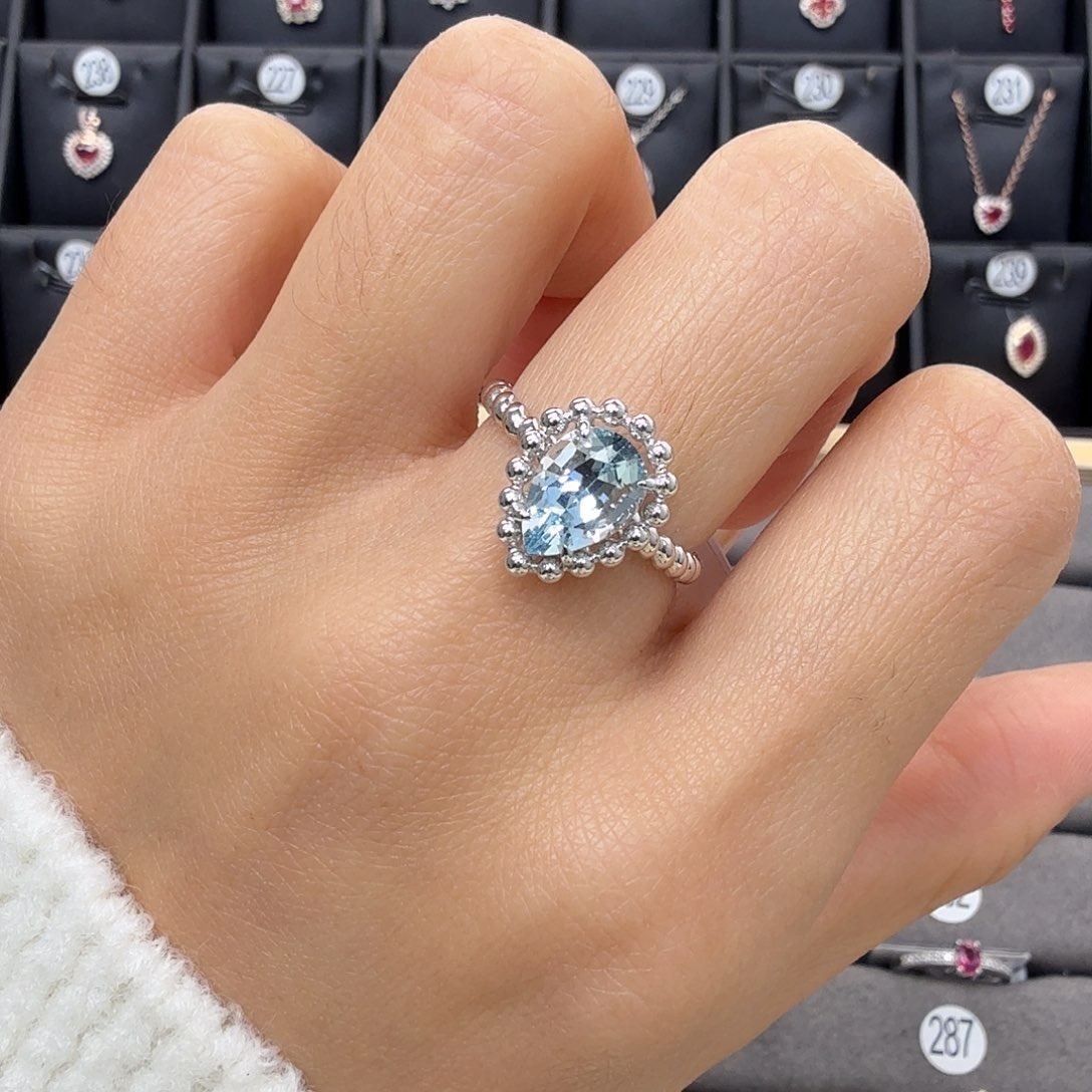 18K金镶嵌海蓝宝石戒指1.48克拉