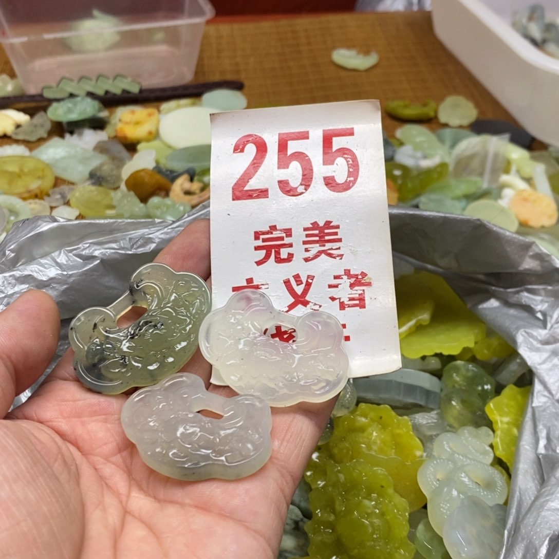 蛇纹石玉挂坠未镶嵌