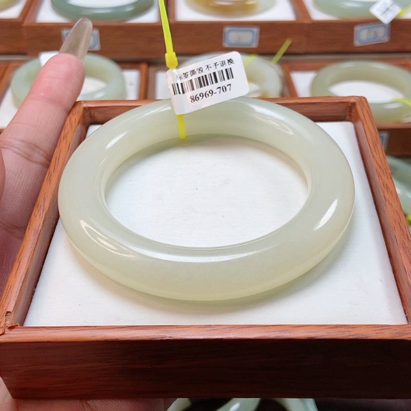 【闪购商品】和田玉手镯未镶嵌58