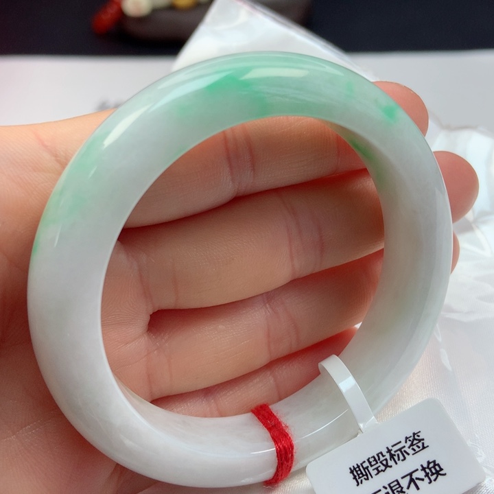 翡翠手镯未镶嵌54圈