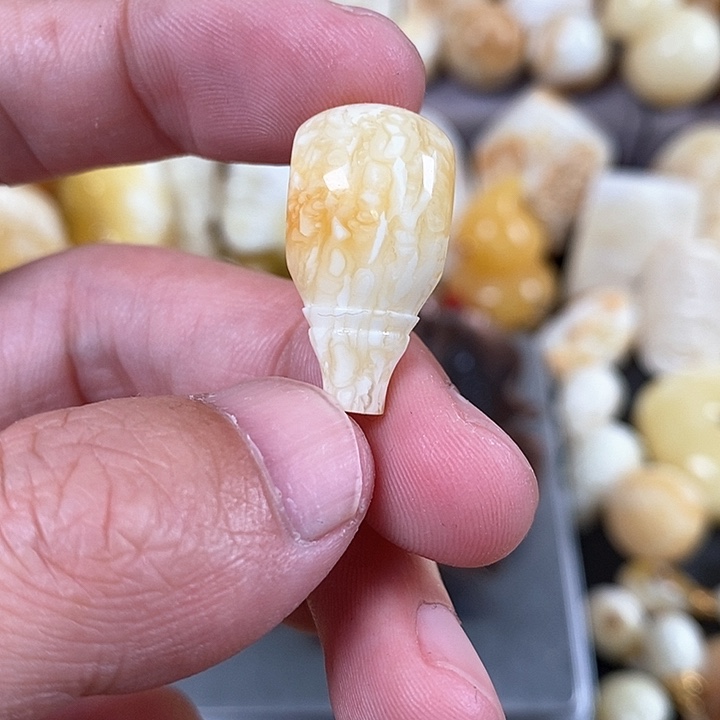 琥珀裸石未镶嵌我