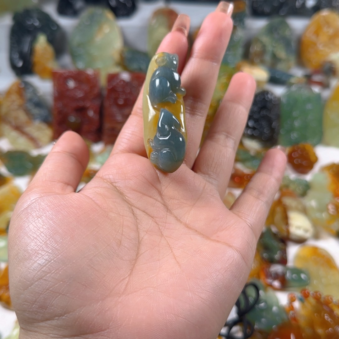 蛇纹石玉颈饰未镶嵌