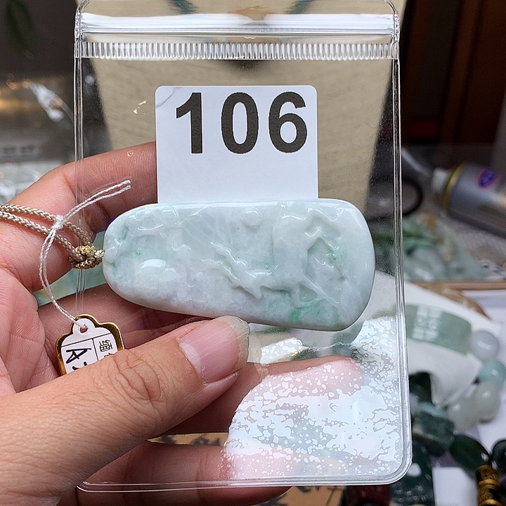 翡翠颈饰未镶嵌菩****灵翡翠